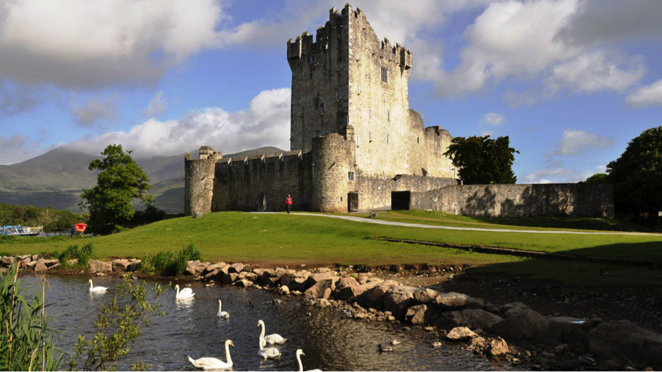 Le chateau de Killarney (Ross Castle), fond&eacute; au XV&egrave;me si&egrave;cle par la famille O'Donoghue